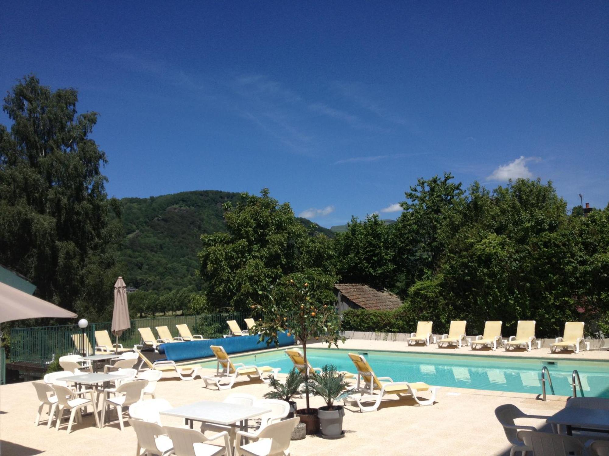 Hôtel et Résidence des Bains Vic-sur-Cère Esterno foto