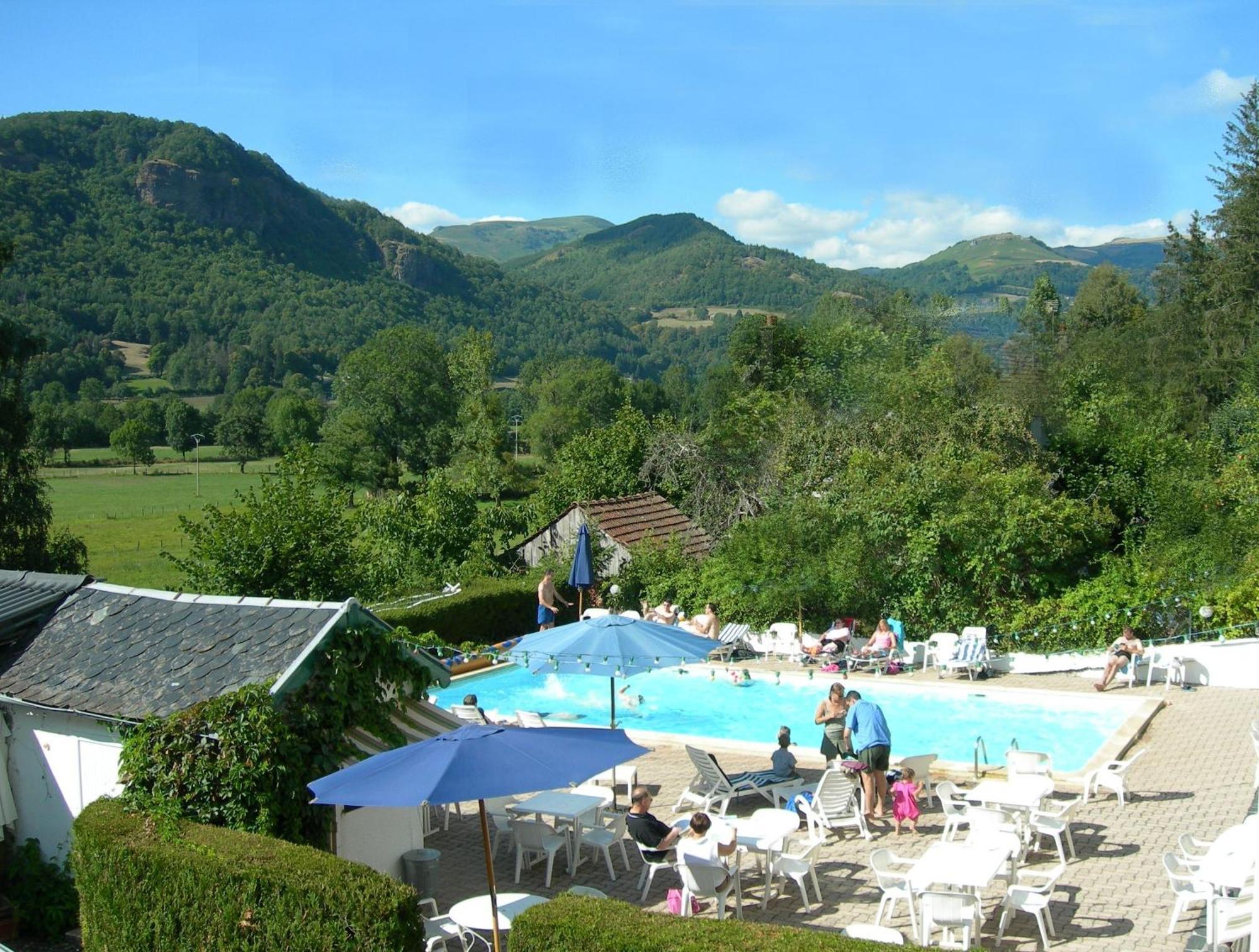 Hôtel et Résidence des Bains Vic-sur-Cère Esterno foto